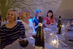Posezení s večeří na konci prvního dne