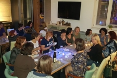 Posezení s večeří na konci prvního dne